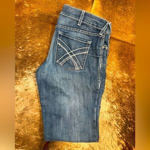 Women 32L straight leg jeans. Gently worn in great condition